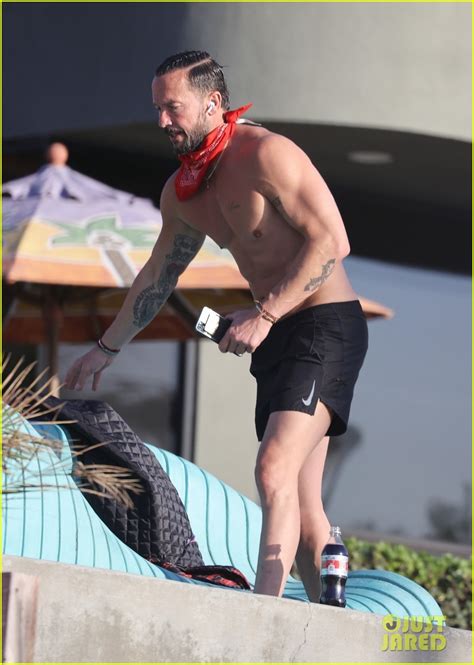 carl lentz body|Pastor Carl Lentz Bares Ripped Body at the Beach。